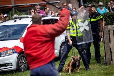 Razendsnelle Mercedes, aanval van politiehond en geraakt met taser: volop spanning op bureau in Oldenzaal