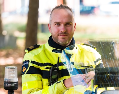 Motoragent Rens (35) krijgt van radeloze moeder blauw aangelopen kind van amper 2 jaar in de armen g