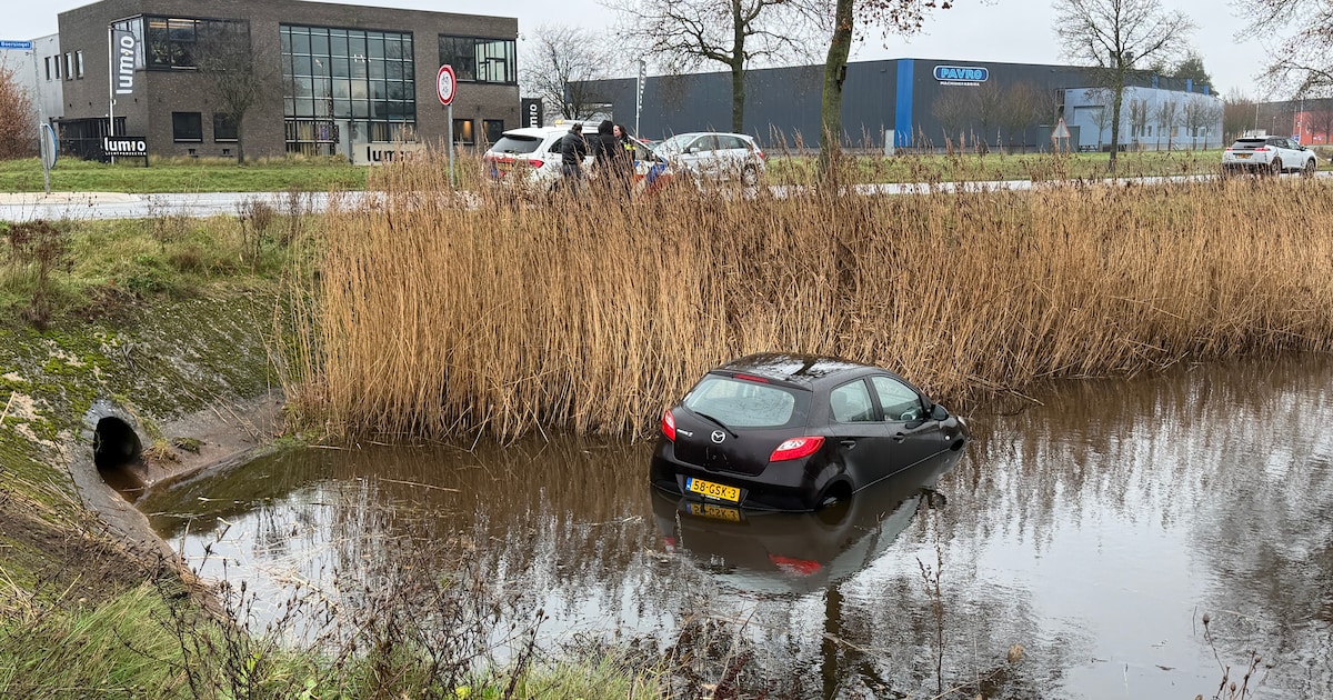 Auto raakt te water in Nijverdal