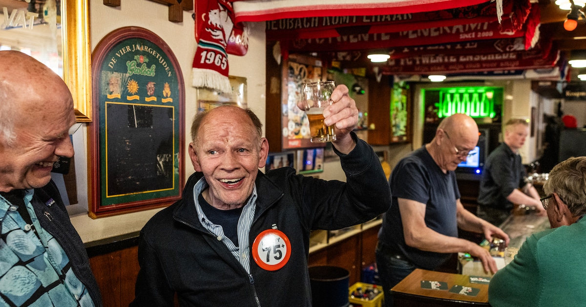 Heel Tilligte viert 75ste verjaardag van kroegbaas Hans: ‘Hij is onze dorpsvader’