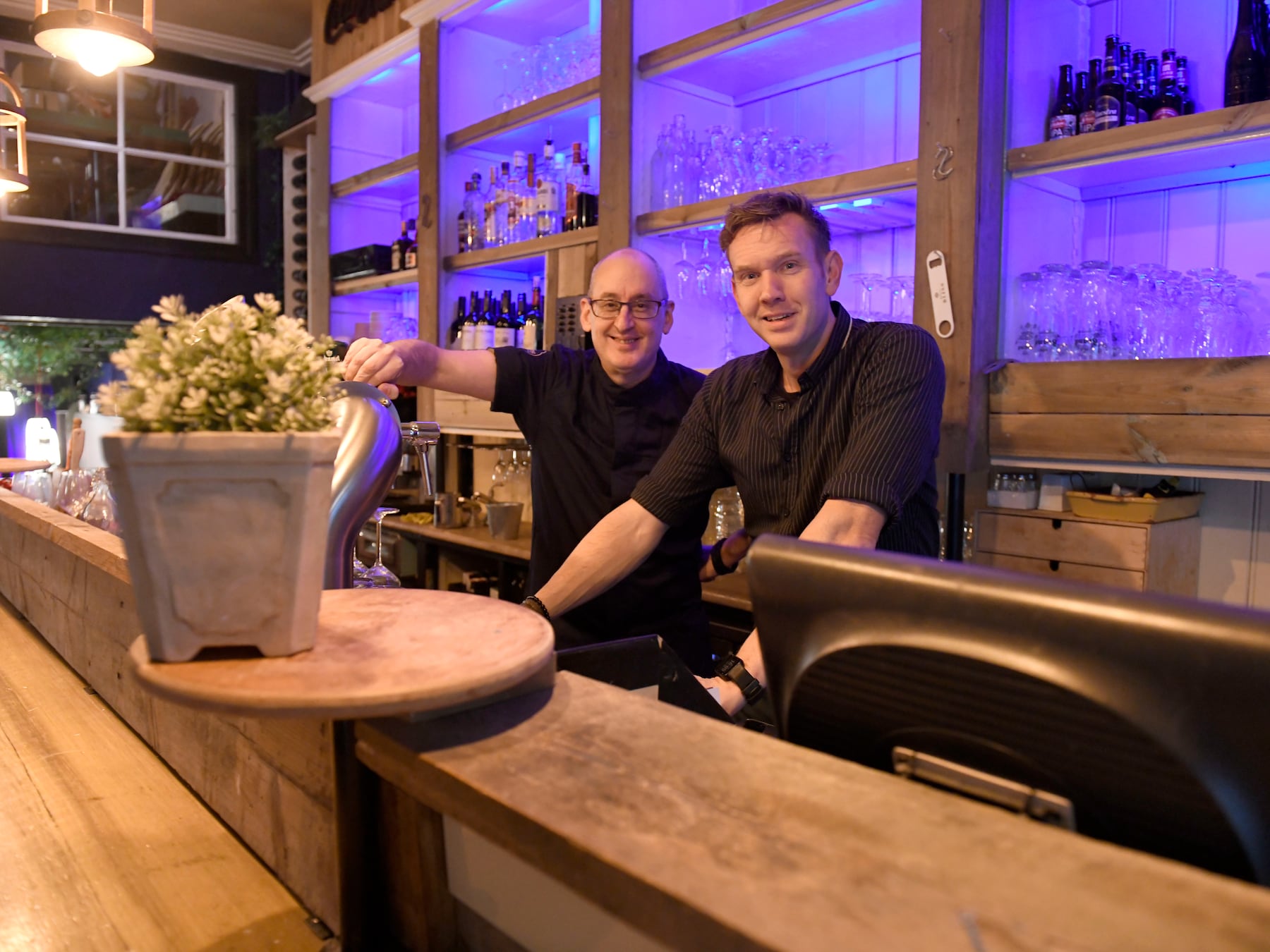 Stoelendans in de Walstraat: Los Suenos eruit, Bistro Dreams erin