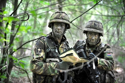 Oefening door Defensie in Hengelo: militairen zijn bewapend, maar zonder munitie