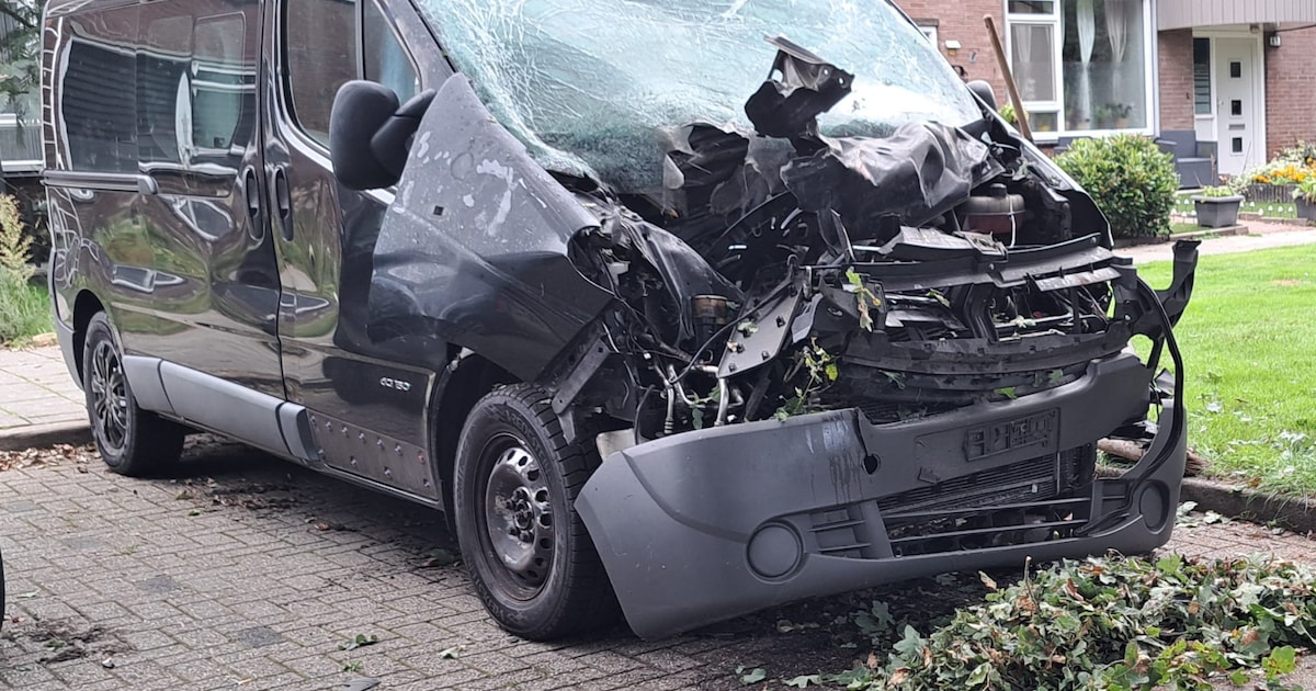 Explosie verwoest bestelbus in Eibergen, aanslag niet uitgesloten