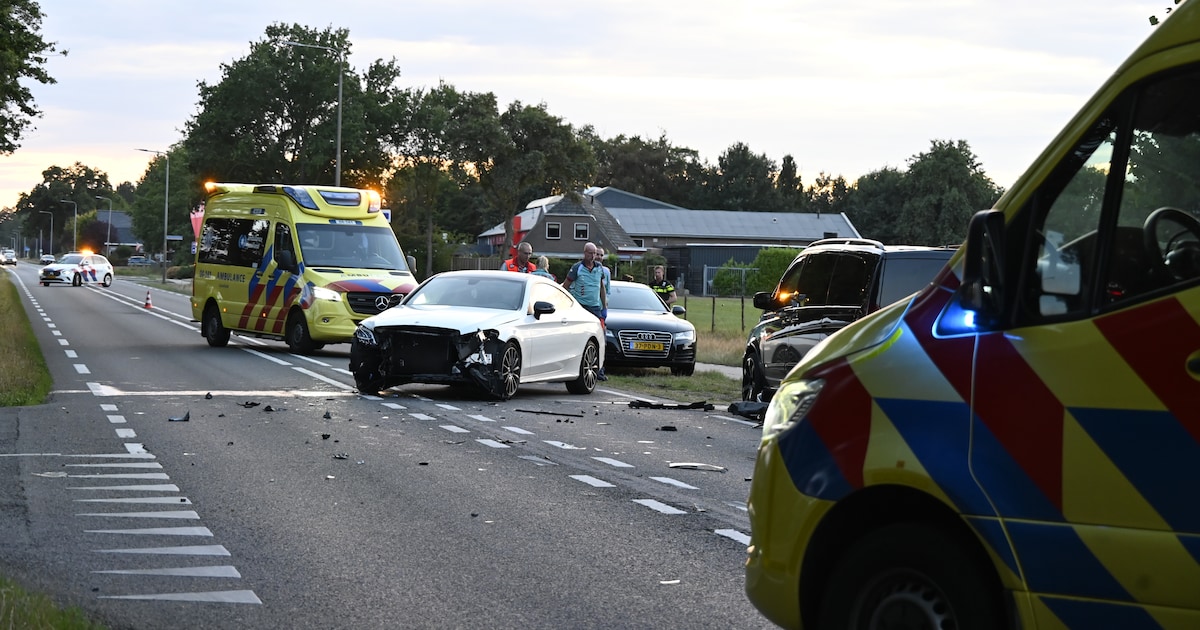 Flinke ravage na aanrijding tussen twee auto’s in Den Ham, weg bezaaid met brokstukken