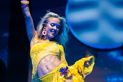 Acrobatische kunstjes en kleurrijke outfits: het concert van Zara Larsson in beeld
