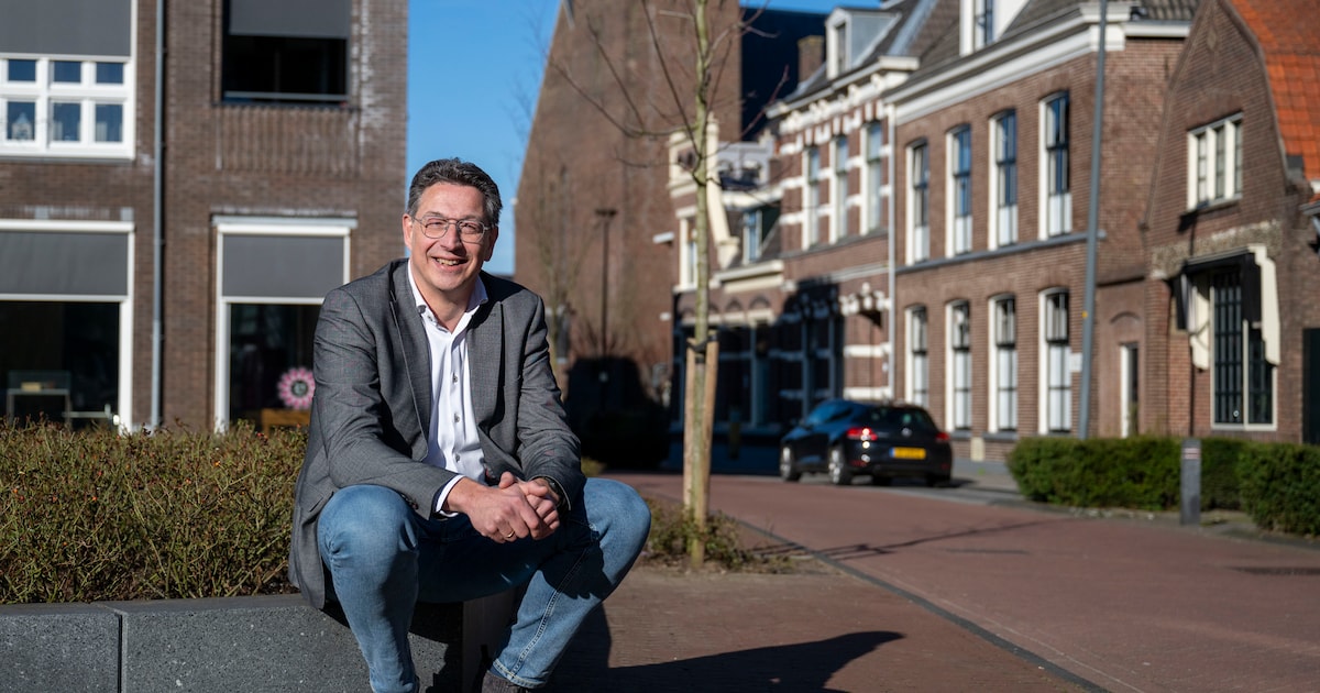 Wethouder Bert Tijhof neemt na 23 jaar afscheid van politiek Rijssen-Holten met lintje
