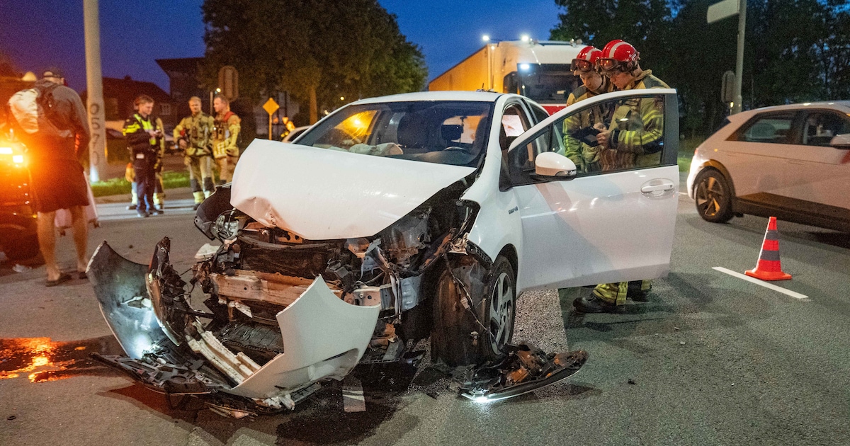 Twee auto’s botsen op kruispunt in Deventer en dat levert flinke schade op