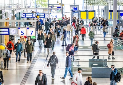 Problemen op het spoor rond Utrecht Centraal door bliksemins
