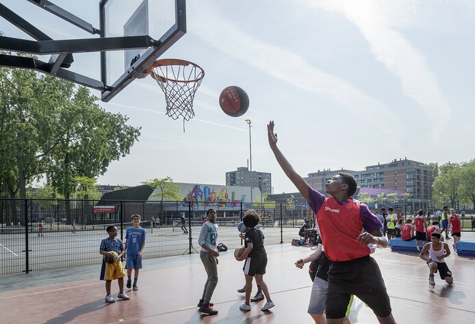 Overal wordt sporten en gezond bewegen gestimuleerd, maar hoe begin je praktisch voor positieve veranderingen in je vaste leefpatroon?
