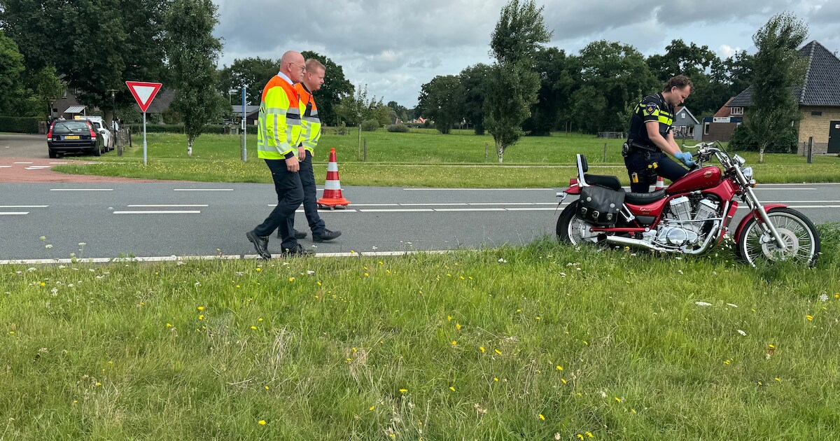Motorrijder raakt gewond bij botsing met auto in Holten en moet mee naar het ziekenhuis.