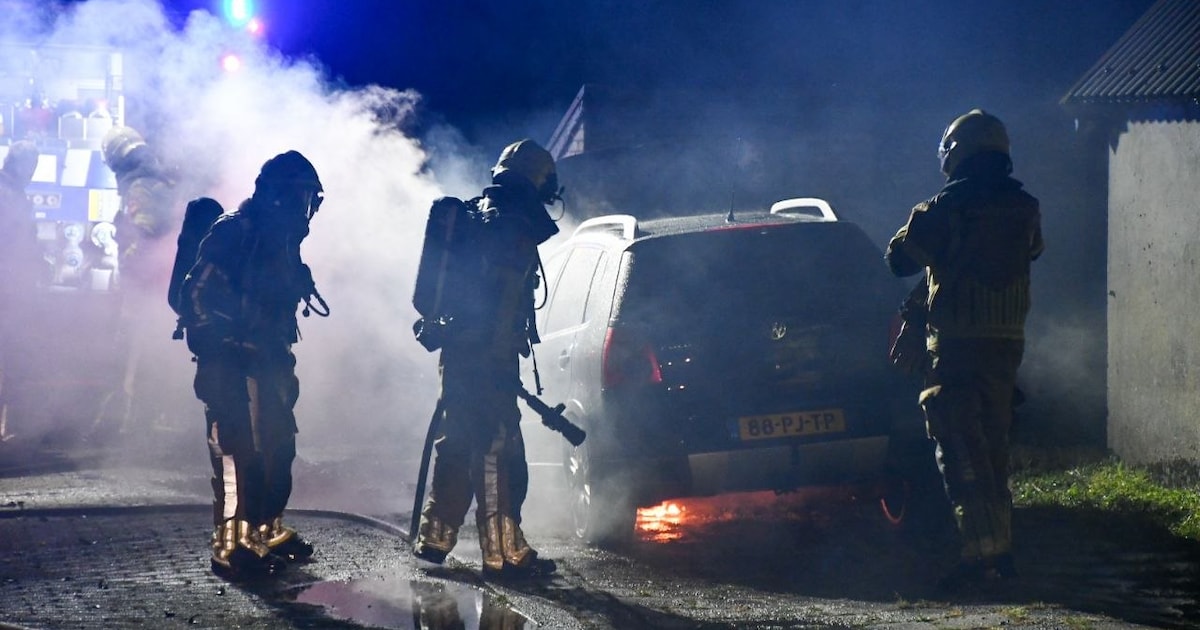 Auto brandt volledig uit naast schuur in Westerhaar-Vriezenveensewijk; politie onderzoekt de oorzaak