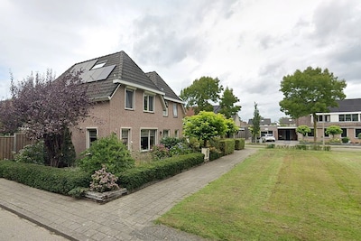 Bij dit huis in Almelo heb je een vrij uitzicht op een groene vlakte