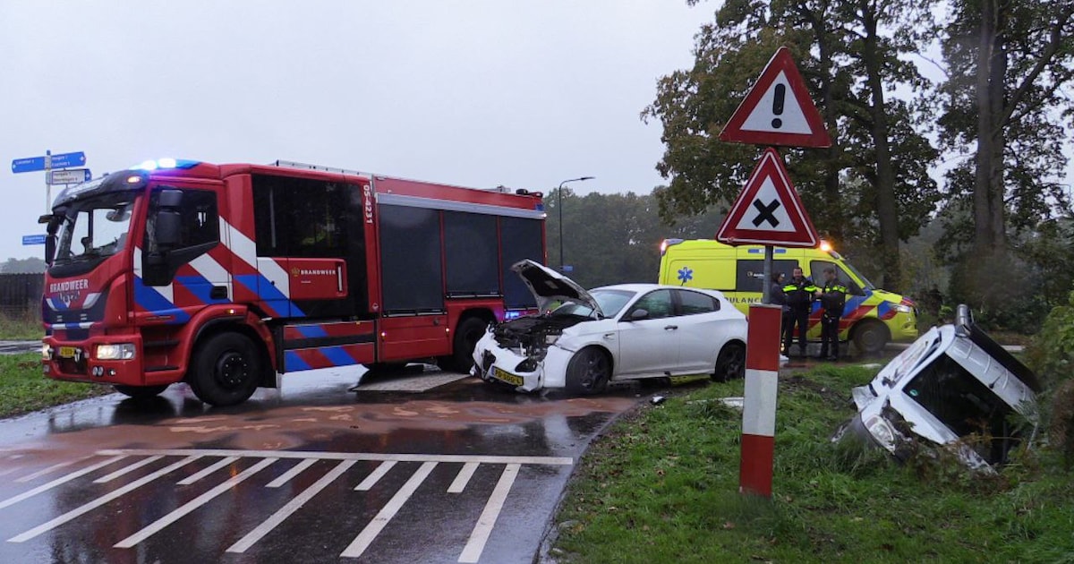Bestelbus belandt in de sloot na botsing in Enschede.