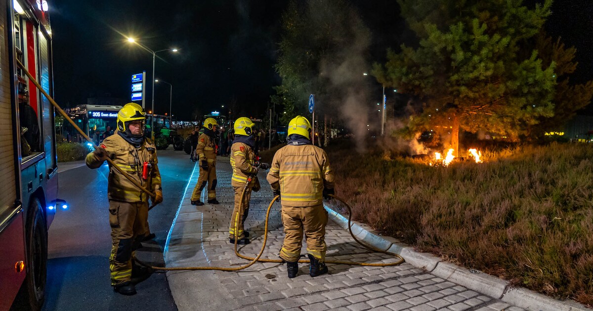 Onverantwoord, zegt burgemeester over brand bij protest in Nunspeet. Toch reikt ze boeren de hand