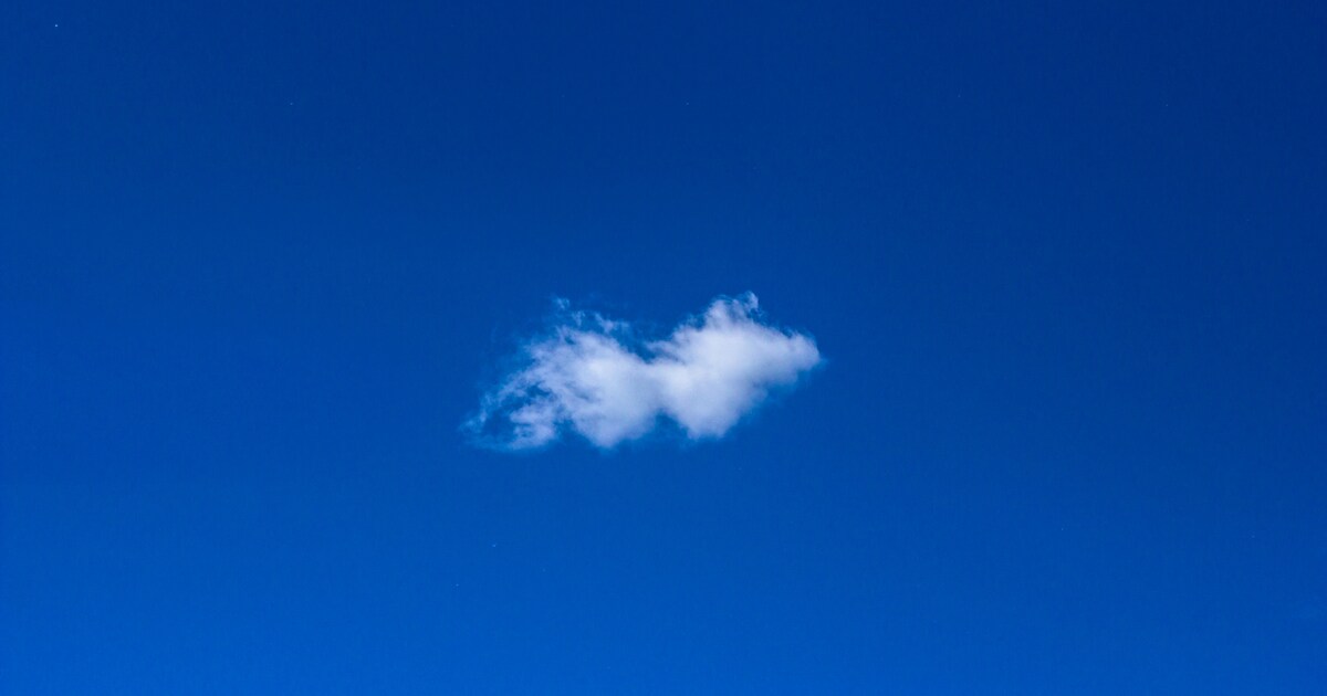 Veel ruimte voor de zon met een enkele wolk in Haaksbergen in de ochtend