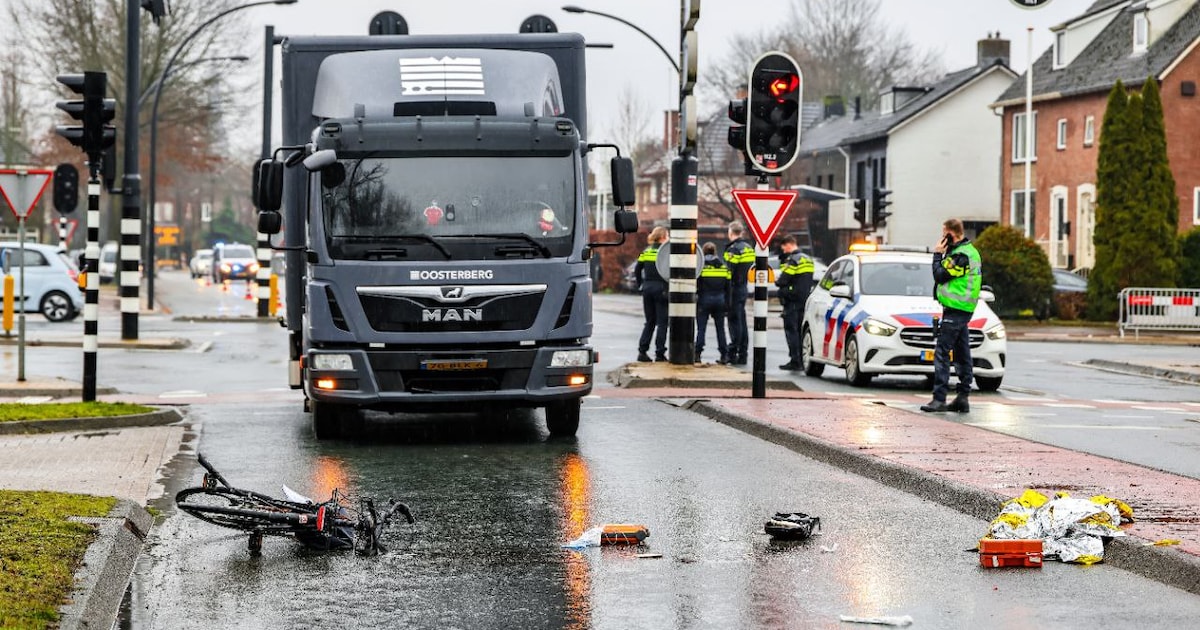 Ernstige aanrijding in Hengelo: fietsster gewond na botsing met vrachtwagen