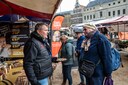 Initiatiefnemer van de Hanzemarkt Bob Ruhof (links) op de nieuwe markt op het Grote Kerkhof. Die markt is dus niet op het traditionele Deventer marktplein, de Brink.