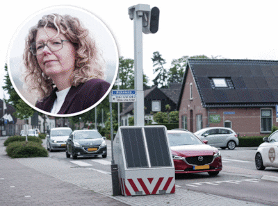 Drie paars-witte enveloppen op de mat, Monique trekt wit weg