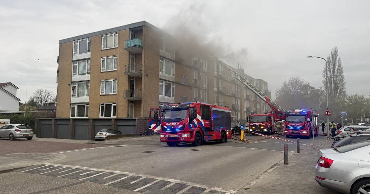 Zeer grote brand in flat aan de Hofkampstraat in Almelo