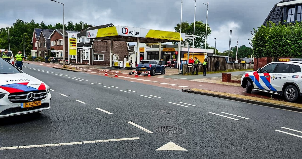 Brommerrijder en passagier raken gewond bij botsing in Enschede.