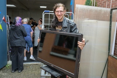 Spotgoedkoop graaien: Rutger pakt flatscreen-tv mee voor 1 euro in Enschede