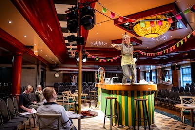 ‘Hier heb ik nog met Oscar gezoend’: Johanna ter Steege duikt in het geheim van de Twentse feestzaal