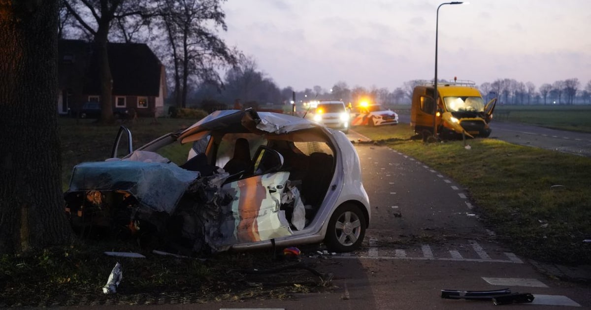 Flink ongeluk tussen Zwolle en Nieuwleusen: twee gewonden, weg dicht