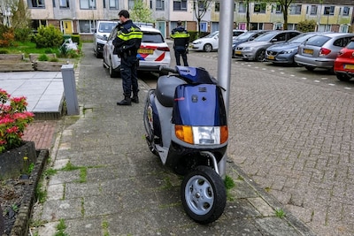 Brommerrijder negeert stopteken in Enschede, politie zet achtervolging in door Wesselerbrink