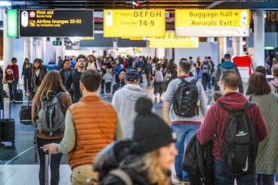 Duurdere vliegtickets en vakantieparken drijven inflatie ver