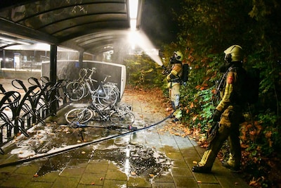 Fietsen vliegen in brand bij station Vroomshoop: politie vermoedt brandstichting
