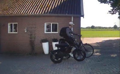 Camera legt schaamteloze diefstal van elektrische fietsen in Zenderen vast
