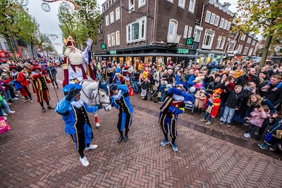 Sinterklaas kiest steeds vaker voor een auto, maar waar in Twente gaat de goedheiligman nog te paard?