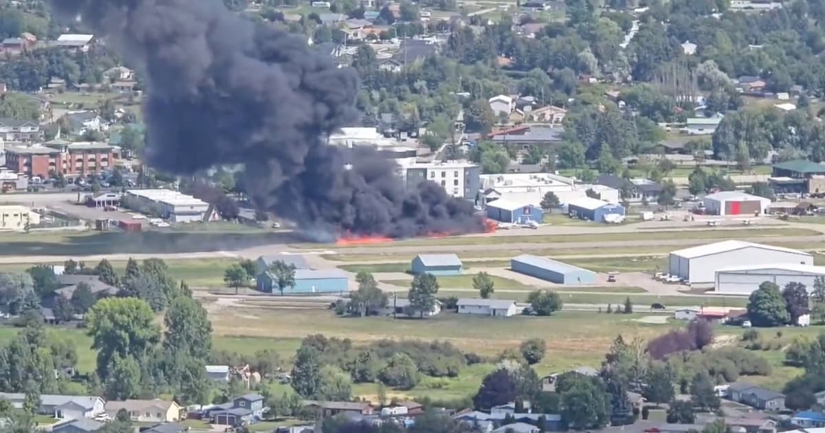 Brand na botsing tussen twee vliegtuigen tijdens landing op luchthaven VS, twee inzittenden lichtgewond.