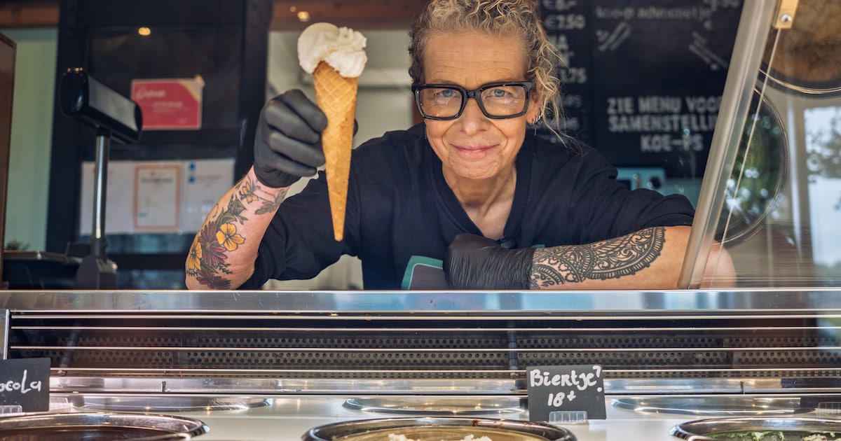 Bij Het Buurtkupertje verkopen ze deze zomer bierijs van Grolsch: zonder legitimatie geen bolletje