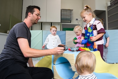 Stijn werkt als een van weinige mannen op kinderdagverblijf: ‘Ik zie niet meteen chaos als kinderen stoeien’