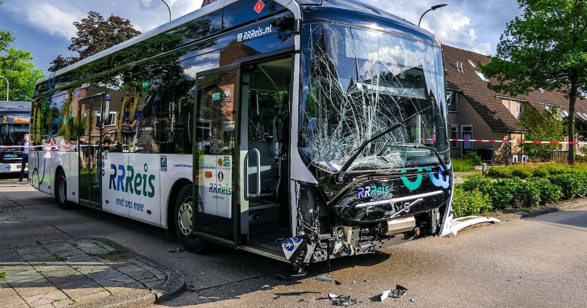 Ernstige aanrijding tussen auto en lijnbus in Enschede: persoon naar ...