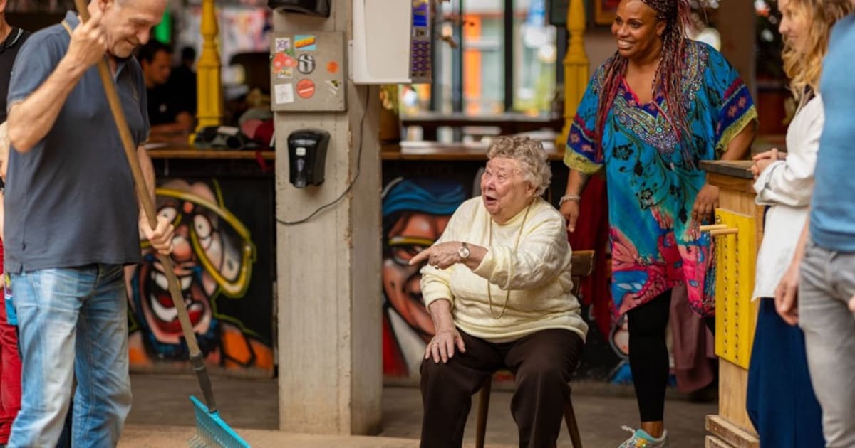 Weg met die telefoon, bij Mooie Boules leer je weer met anderen praten: ‘We zijn het verleerd’