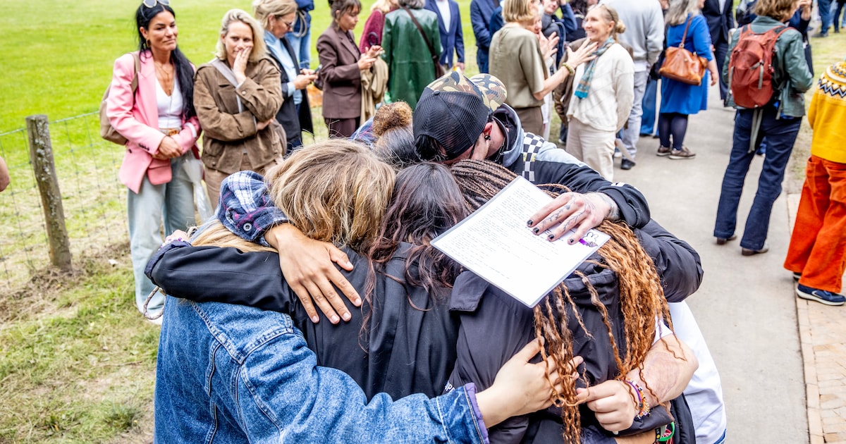 Na de onthulling van dit monument in Apeldoorn komen de tranen: ‘Wij zaten fout, niet jij’