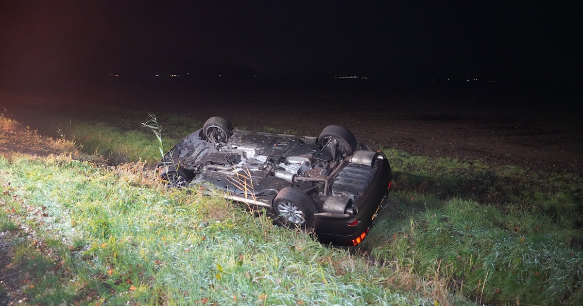 Auto op zijn kop in sloot aan De Bese bij Dalfsen