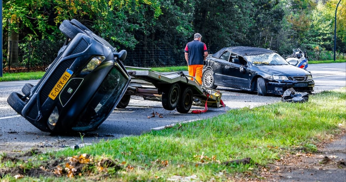 Auto met aanhanger op de kant in Enschede, flinke ravage op Hengelosestraat