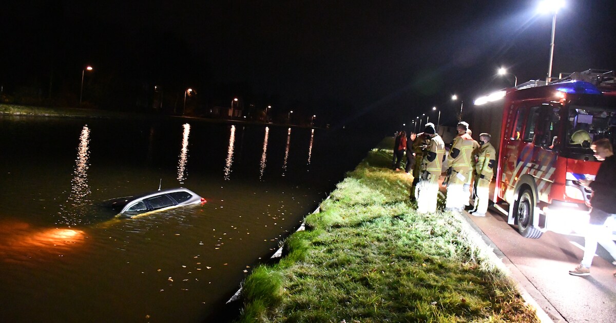 Oeps! Auto staat niet op handrem en belandt in het water in Daarlerveen