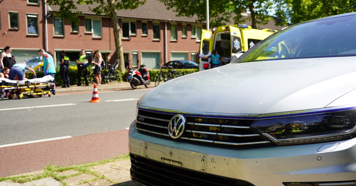 Motor en auto botsen in Zwolle: omstanders bieden helpende hand | Regio ...