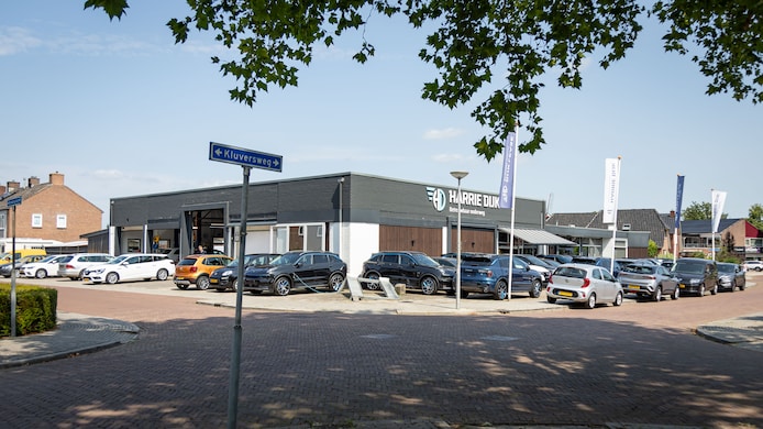 Autobedrijf Harrie Dijk aan de Kluversweg.