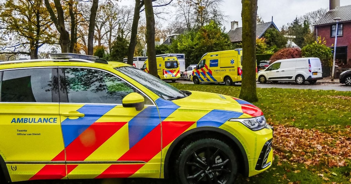 Hulpdiensten massaal naar woning in Almelo, één persoon met spoed naar ziekenhuis