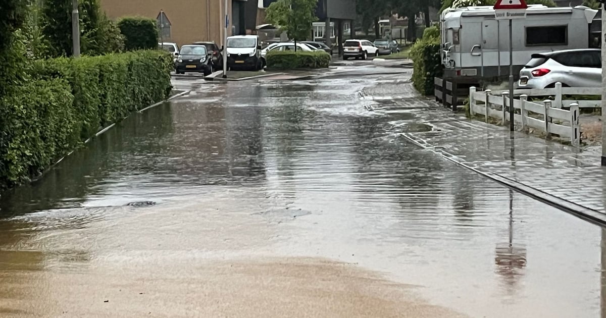 na-regenbui-stroomt-water-vanaf-vernieuwde-laagsestraat-zo-de-huizen-in