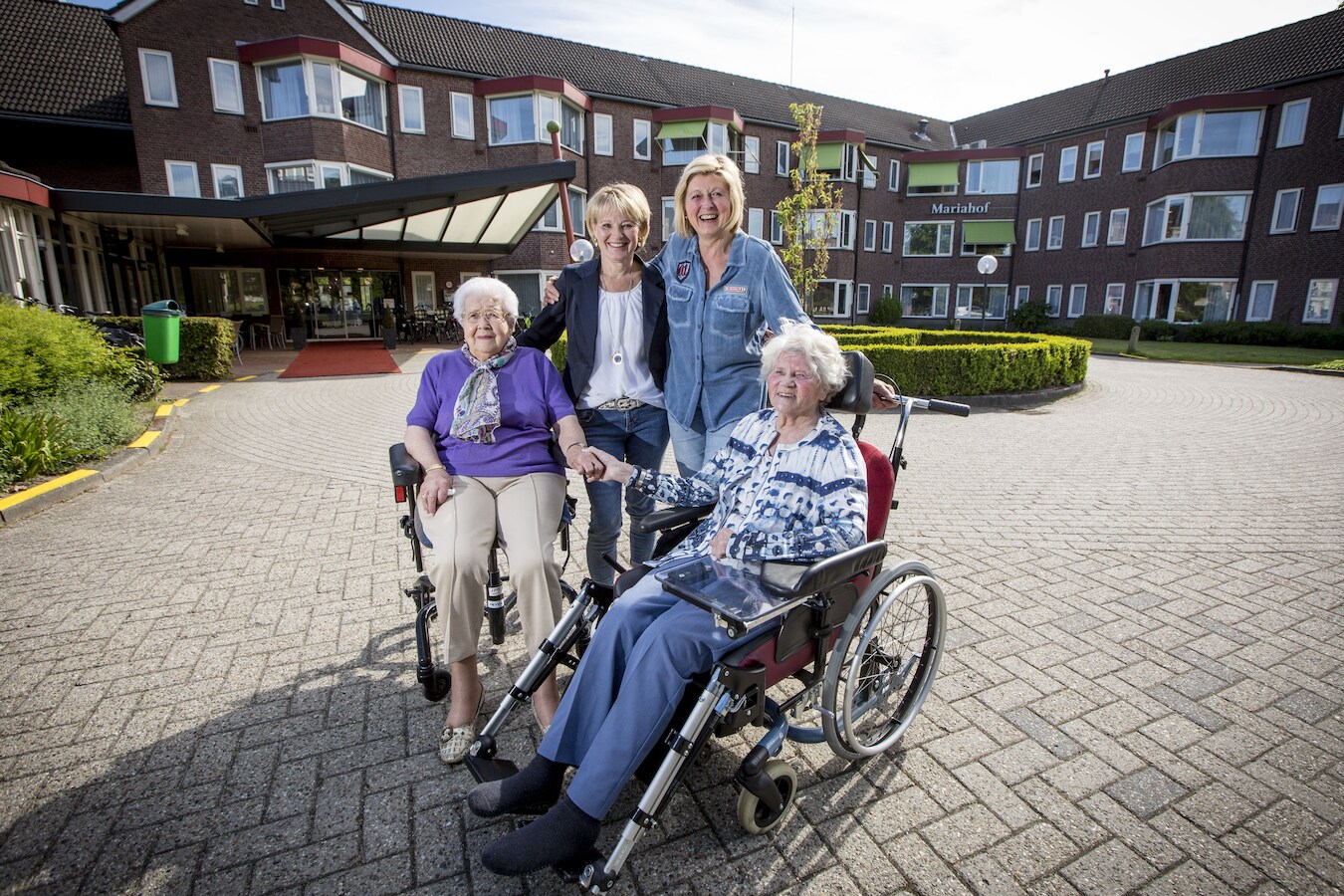 Op de foto van links naar rechts: mevrouw Kamphuis, mevrouw Loohuis, mevrouw Hesselink en mevrouw Vaneker.