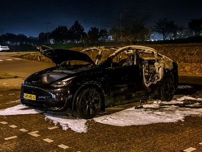 Tesla bij IJsbaan Twente gaat in vlammen op