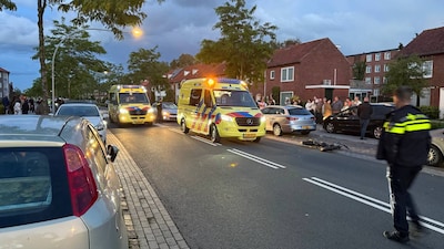 Ongeval op Schoolstraat in Almelo: twee gewonden en veel sch