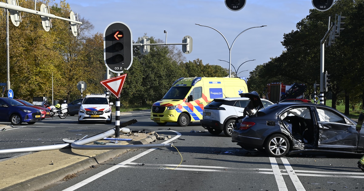 Twee auto’s botsen op kruising in Almelo: meerdere personen gewond