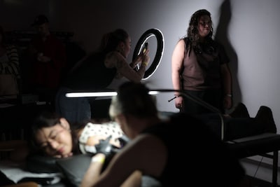 Sarah (23) laat haar zeventiende tattoo zetten: een bloemenvaasje uit het Rijksmuseum